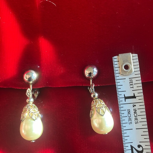 Vintage Coro Gold Tone Pearl Drop Clip On  Earrings - Picture 3 of 7